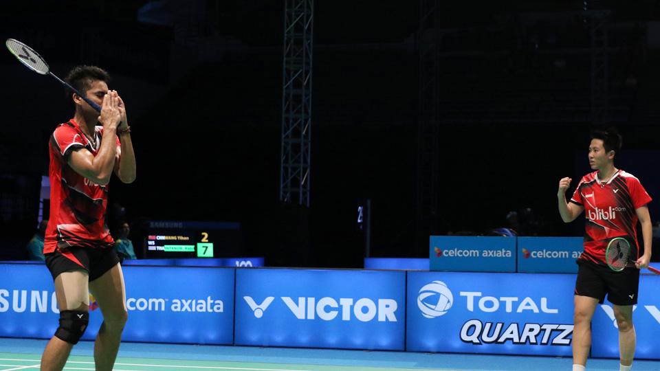 Owi/Butet mengalahkan Joachim Fischer Nielsen/Christinna Pedersen asal Denmark, 21-18 dan 21-17.